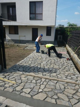 Vând piatră si montez la prețuri mici si neg